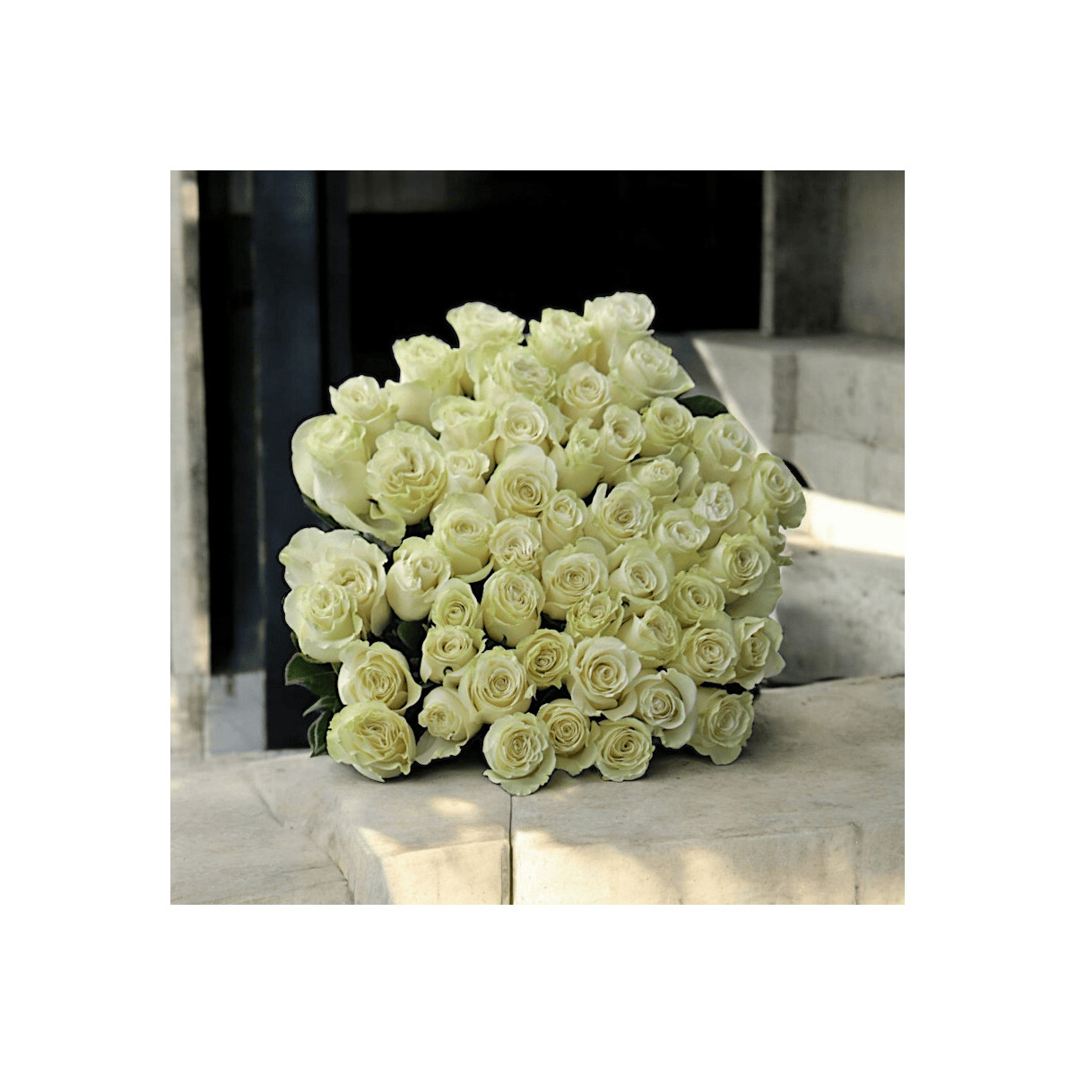 Puokštė "Baltos Rožės" 31 vnt. žiedų,...