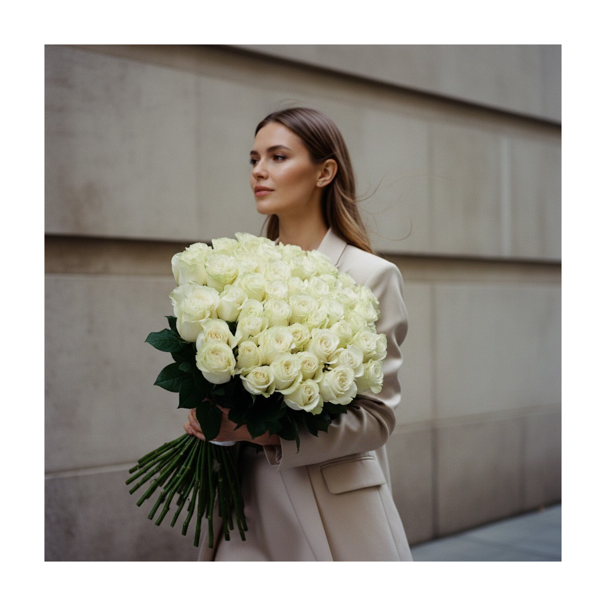 Puokštė "Baltos Rožės" 21 vnt. žiedų,...